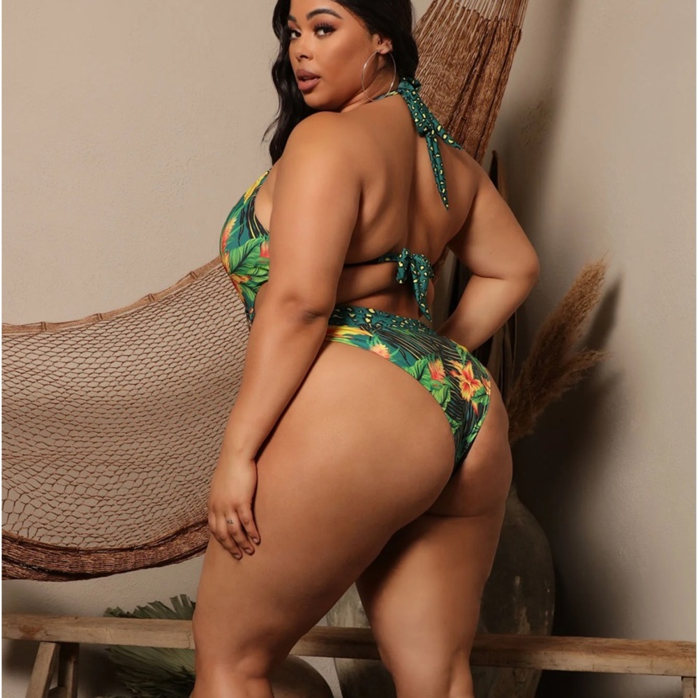 BRAND NEW ONE PIECE FLORAL SWIMSUIT WITH WOODEN RINGS - Picture 8 of 13